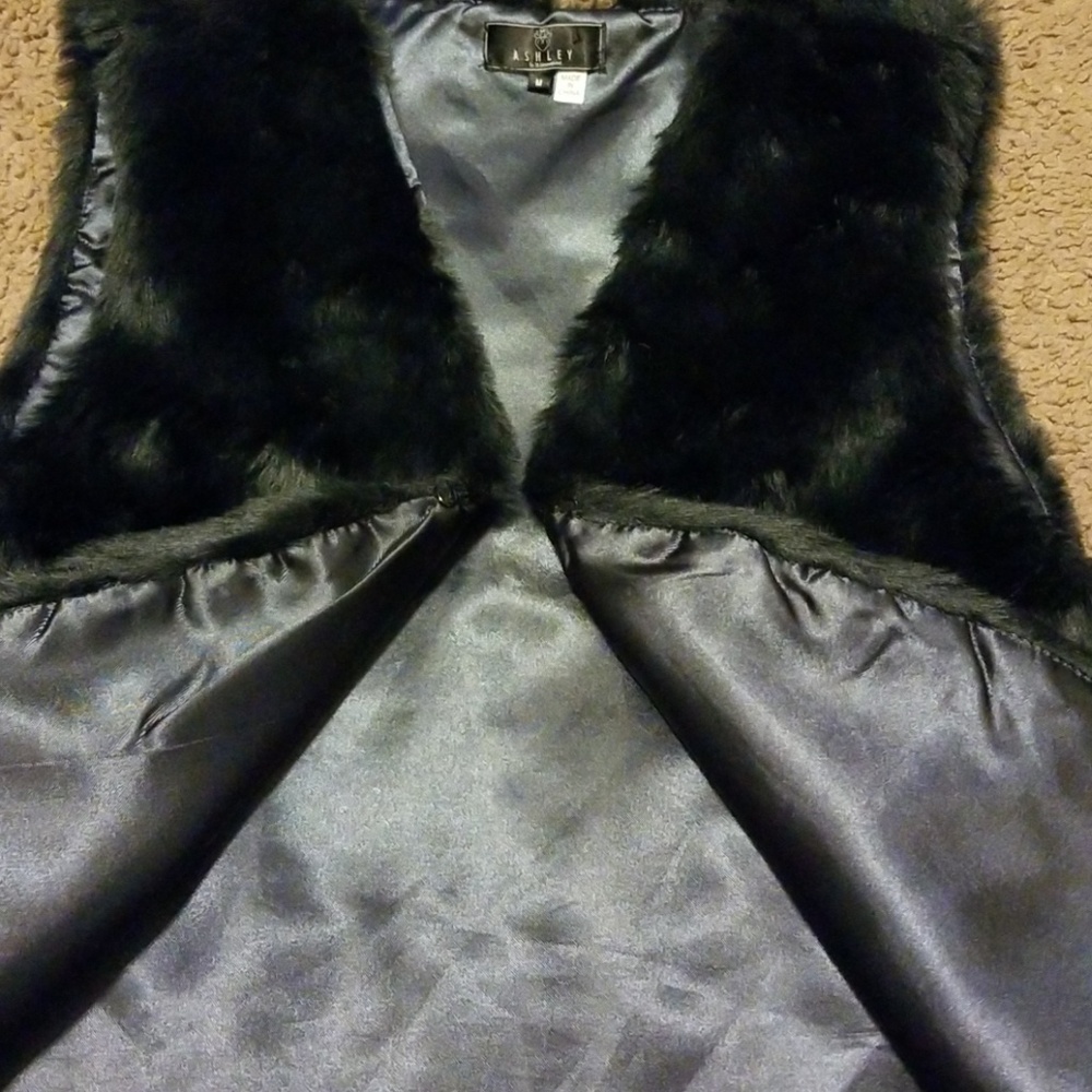 NWOT Metallic Vegan Fur Best ABY26I